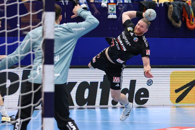 15.02.2026, xKWIx, Handball, DAIKIN HBL, TBV Lemgo Lippe - HC Erlangen, PHOENIX CONTACT arena: Maciej Gebala (HC Erlangen 77) beim Torwurf Photo: xKamilxWilkowskixPressefotoKochx NRW Deutschland