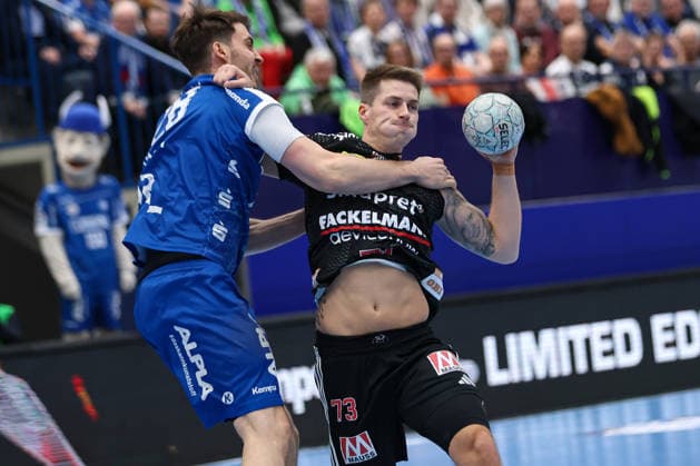 15.02.2026, xKWIx, Handball, DAIKIN HBL, TBV Lemgo Lippe - HC Erlangen, PHOENIX CONTACT arena: Viggo Kristjansson (HC Erlangen 73) im Zweikampf gegen Hendrik Wagner (TBV Lemgo Lippe 28) Photo: xKamilxWilkowskixPressefotoKochx NRW Deutschland