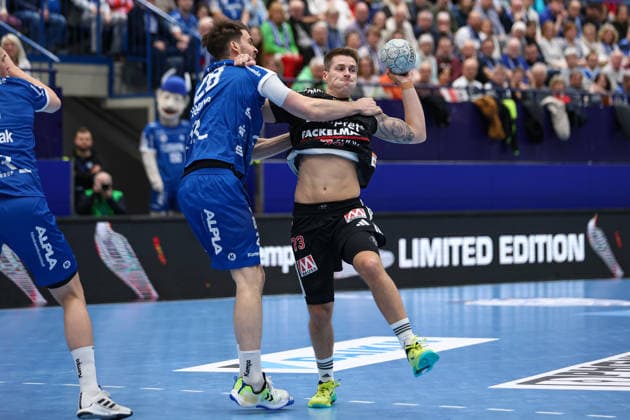 15.02.2026, xKWIx, Handball, DAIKIN HBL, TBV Lemgo Lippe - HC Erlangen, PHOENIX CONTACT arena: Viggo Kristjansson (HC Erlangen 73) im Zweikampf gegen Hendrik Wagner (TBV Lemgo Lippe 28) Photo: xKamilxWilkowskixPressefotoKochx NRW Deutschland
