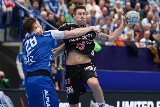 15.02.2026, xKWIx, Handball, DAIKIN HBL, TBV Lemgo Lippe - HC Erlangen, PHOENIX CONTACT arena: Viggo Kristjansson (HC Erlangen 73) im Zweikampf gegen Hendrik Wagner (TBV Lemgo Lippe 28) Photo: xKamilxWilkowskixPressefotoKochx NRW Deutschland