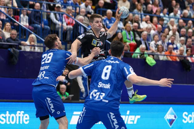 15.02.2026, xKWIx, Handball, DAIKIN HBL, TBV Lemgo Lippe - HC Erlangen, PHOENIX CONTACT arena: Viggo Kristjansson (HC Erlangen 73) im Zweikampf gegen Hendrik Wagner (TBV Lemgo Lippe 28) Photo: xKamilxWilkowskixPressefotoKochx NRW Deutschland