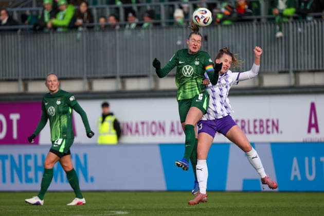 Wolfsburg, Deutschland 15. Februar 2026: 1. Frauenbundesliga - 2025 2026 - VfL Wolfsburg vs. SGS Essen Im Bild: v.li. Janina Minge (VfL) und Mailin Tenhagen (SGS) im Kopfballduell Copyright: HMBxMedia MadeleinexFantini