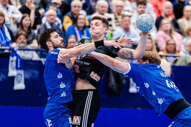 v.l. Tim Suton (TBV Lemgo Lippe, 23), Viggo Kristjansson (HC Erlangen, 73), Lukas Hutecek (TBV Lemgo Lippe, 02) GER, TBV Lemgo Lippe vs. HC Erlangen, Handball, 1. Bundesliga, 21. Spieltag, Spielzeit 2025 2026, 15.02.2026 GER, TBV Lemgo Lippe vs. HC Erlangen, Handball, 1. Bundesliga, 21. Spieltag, Spielzeit 2025 2026, 15.02.2026 Lemgo Copyright: xEibner-Pressefoto JanxRollingerx EP_JSK