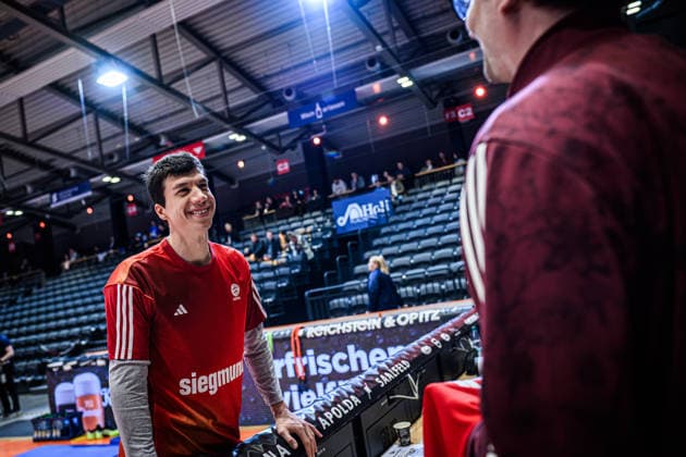 easycredit BBL Basketball Bundesliga 2025 2026 20. Spieltag 15.02.2026 Science City Jena vs FC Bayern München Basketball v.li. Vladimir Lucic (Bayern) im Austausch mit einem Fan vor dem Spiel Sparkassen Arena