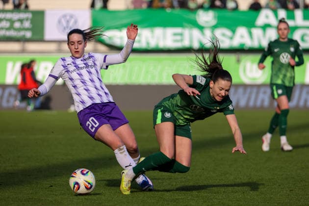Wolfsburg, Deutschland 15. Februar 2026: 1. Frauenbundesliga - 2025 2026 - VfL Wolfsburg vs. SGS Essen Im Bild: v.li. im Zweikampf Leonie Köpp Koepp (SGS) und Joelle Wedemeyer (VfL) Copyright: HMBxMedia MadeleinexFantini