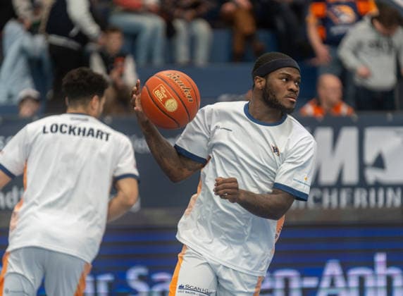 TJ Crockett (Rostock Seawolves, 00) beim Aufwärmen Syntainics MBC vs. Rostock Seawolves, Basketball, Basketball-Bundesliga, 20. Spieltag, Saison 2025 2026, 15.02.2026 Syntainics MBC vs. Rostock Seawolves, Basketball, Basketball-Bundesliga, 20. Spieltag, Saison 2025 2026, 15.02.2026 Weißenfels Copyright: xEibner-Pressefoto PiaxSchindlerx EP_PSR