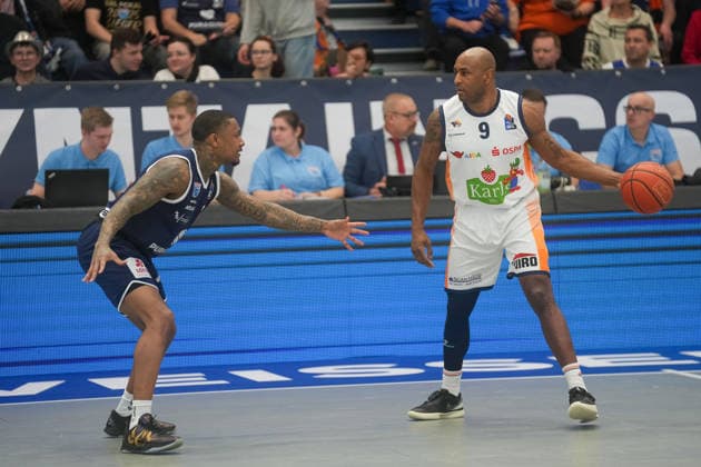 DeAndre Lansdowne (Rostock Seawolves, 09) im Zweikampf gegen Charles Callison (Syntainics MBC, 23) Syntainics MBC vs. Rostock Seawolves, Basketball, Basketball-Bundesliga, 20. Spieltag, Saison 2025 2026, 15.02.2026 Syntainics MBC vs. Rostock Seawolves, Basketball, Basketball-Bundesliga, 20. Spieltag, Saison 2025 2026, 15.02.2026 Weißenfels Copyright: xEibner-Pressefoto PiaxSchindlerx EP_PSR