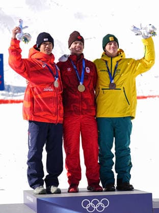 (260215) -- LIVIGNO, Feb. 15, 2026 -- Gold medalist Mikael Kingsbury (C) of Canada, silver medalist Horishima Ikuma (L) of Japan and bronze medalist Matt Graham of Australia pose for photos with the medals during the awarding ceremony for the freestyle skiing men s dual moguls at the Milan-Cortina 2026 Olympic Winter games, Winterspiele,Spiele, Summer games in Livigno, Italy, Feb. 15, 2026. ) (MICO2026)ITALY-LIVIGNO-OLYMPIC WINTER GAMES-FREESTYLE SKIING-MEN S DUAL MOGULS-FINALS WuxHuiwo 