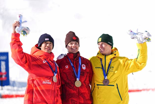 (260215) -- LIVIGNO, Feb. 15, 2026 -- Gold medalist Mikael Kingsbury (C) of Canada, silver medalist Horishima Ikuma (L) of Japan and bronze medalist Matt Graham of Australia pose for photos during the awarding ceremony for the freestyle skiing men s dual moguls at the Milan-Cortina 2026 Olympic Winter games, Winterspiele,Spiele, Summer games in Livigno, Italy, Feb. 15, 2026. ) (MICO2026)ITALY-LIVIGNO-OLYMPIC WINTER GAMES-FREESTYLE SKIING-MEN S DUAL MOGULS-FINALS WuxHuiwo 