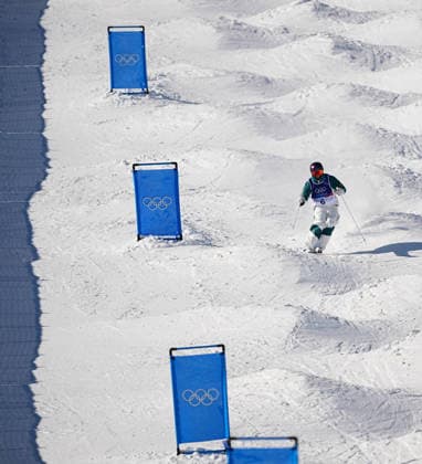 (260215) -- LIVIGNO, Feb. 15, 2026 -- Matt Graham of Australia competes during the freestyle skiing men s dual moguls small final at the Milan-Cortina 2026 Olympic Winter games, Winterspiele,Spiele, Summer games in Livigno, Italy, Feb. 15, 2026. ) (MICO2026)ITALY-LIVIGNO-OLYMPIC WINTER GAMES-FREESTYLE SKIING-MEN S DUAL MOGULS-FINALS WuxHuiwo 