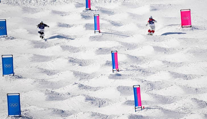 (260215) -- LIVIGNO, Feb. 15, 2026 -- Mikael Kingsbury (R) of Canada and Horishima Ikuma of Japan compete during the freestyle skiing men s dual moguls big final at the Milan-Cortina 2026 Olympic Winter games, Winterspiele,Spiele, Summer games in Livigno, Italy, Feb. 15, 2026. ) (MICO2026)ITALY-LIVIGNO-OLYMPIC WINTER GAMES-FREESTYLE SKIING-MEN S DUAL MOGULS-FINALS WuxHuiwo 