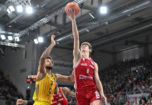 BAMBERG 15.02.2026 --- Basketball ---- easycredit 1. Basketball Bundesliga ---- 20. Spieltag: Bamberg Baskets vs Alba Berlin --- Kevin Wohlrath (11, Bamberg Baskets) gegen Norris Agbakoko (17, Alba Berlin) --- Foto: Hans-Martin Issler isslerimages ---- Bamberg Baskets vs Alba Berlin