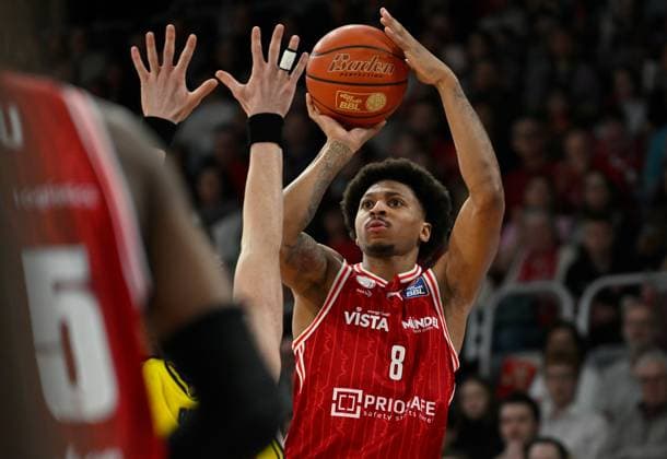 BAMBERG 15.02.2026 --- Basketball ---- easycredit 1. Basketball Bundesliga ---- 20. Spieltag: Bamberg Baskets vs Alba Berlin --- Demarcus Demonia (8, Bamberg Baskets) gegen Justin Bean (34, Alba Berlin) --- Foto: Hans-Martin Issler isslerimages ---- Bamberg Baskets vs Alba Berlin