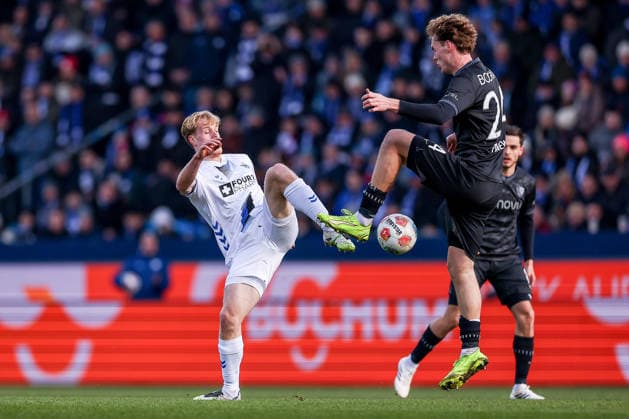 15.02.2026, Fußball, VfL Bochum - SC Paderborn 07, 2. Fußball Bundesliga, 22. Spieltag, Vonovia Ruhrstadion, Saison 2025 2026: Mattes Hansen (SC Paderborn 22) im Zweikampf gegen Mats Pannewig (VfL Bochum 24) DFB regulations prohibit any use of photographs as image sequences and or quasi-video. Nordrhein-Westfalen Deutschland