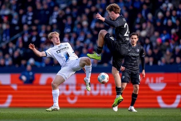 15.02.2026, Fußball, VfL Bochum - SC Paderborn 07, 2. Fußball Bundesliga, 22. Spieltag, Vonovia Ruhrstadion, Saison 2025 2026: Mattes Hansen (SC Paderborn 22) im Zweikampf gegen Mats Pannewig (VfL Bochum 24) DFB regulations prohibit any use of photographs as image sequences and or quasi-video. Nordrhein-Westfalen Deutschland