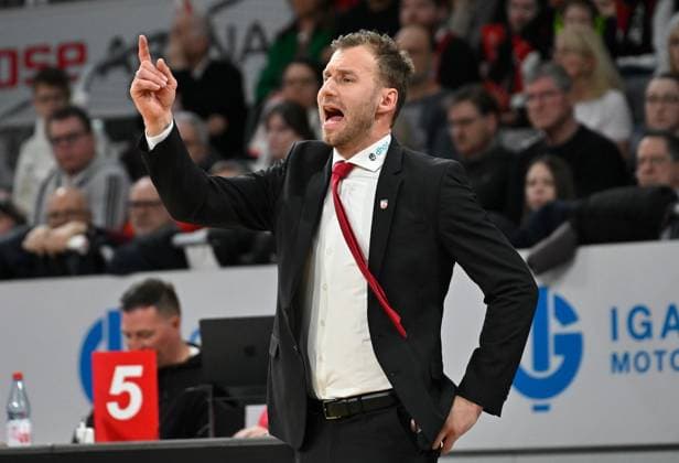 BAMBERG 15.02.2026 --- Basketball ---- easycredit 1. Basketball Bundesliga ---- 20. Spieltag: Bamberg Baskets vs Alba Berlin --- Headcoach Anton Gavel (Bamberg Baskets) gibt Anweisung --- Foto: Hans-Martin Issler isslerimages ---- Bamberg Baskets vs Alba Berlin