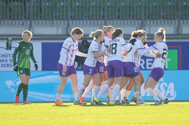 15.02.2026, xgrfx, Fussball Google Pixel Frauen-Bundesliga, VfL Wolfsburg - SGS Essen v.l. Tor, Ella Touon (SGS Essen) (DFL DFB REGULATIONS PROHIBIT ANY USE OF PHOTOGRAPHS as IMAGE SEQUENCES and or QUASI-VIDEO) Wolfsburg