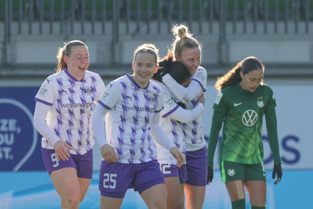 15.02.2026, xgrfx, Fussball Google Pixel Frauen-Bundesliga, VfL Wolfsburg - SGS Essen v.l. Tor, Ella Touon (SGS Essen) (DFL DFB REGULATIONS PROHIBIT ANY USE OF PHOTOGRAPHS as IMAGE SEQUENCES and or QUASI-VIDEO) Wolfsburg