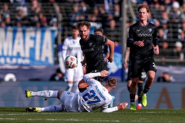 15.02.2026, Fußball, VfL Bochum - SC Paderborn 07, 2. Fußball Bundesliga, 22. Spieltag, Vonovia Ruhrstadion, Saison 2025 2026: Philipp Strompf (VfL Bochum 03) im Zweikampf gegen Steffen Tigges (SC Paderborn 27) DFB regulations prohibit any use of photographs as image sequences and or quasi-video. Nordrhein-Westfalen Deutschland