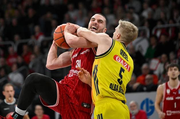 BAMBERG 15.02.2026 --- Basketball ---- easycredit 1. Basketball Bundesliga ---- 20. Spieltag: Bamberg Baskets vs Alba Berlin --- Daniel Keppeler (31, Bamberg Baskets) gegen Sam Griesel (5, Alba Berlin) --- Foto: Hans-Martin Issler isslerimages ---- Bamberg Baskets vs Alba Berlin