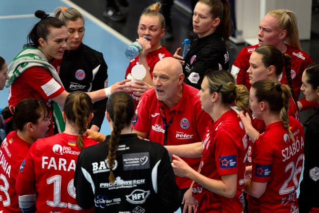 Herbert Mueller (Thueringer HC, Trainer) in der Unterbrechung mit Luca Farago (Thueringer HC, 19), Anna Szabo (Thueringer HC, 26), Anika Niederwieser (Thueringer HC, 14), Natsuki Aizawa (Thueringer HC, 23), Nathalie Hendrikse (Thueringer HC, 06), Lotta Heider (Thueringer HC, 07), Csenge Kuczora (Thueringer HC, 59), Johanna Reichert (Thueringer HC, 29), Csenge Kuczora (Thueringer HC, 59), Jana Scheib (Thueringer HC, 20) GER, Thueringer HC gegen Motherson Mosonmagyarovari KC , Handball, EHF European League Women, Gruppen Phase , Saison 2025 2026, 15.02.2026 GER, Thueringer HC gegen Motherson Mosonmagyarovari KC , Handball, EHF European League Women, Gruppen Phase , Saison 2025 2026, 15.02.2026 Bad Langensalza Copyright: xEibner-Pressefoto MartinxHerbstx EP_MHT