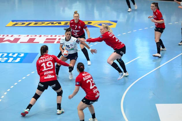 Gabriella Toeth (Motherson Mosonmagyarovari KC, 96) eingekreist von Luca Farago (Thueringer HC, 19), Natsuki Aizawa (Thueringer HC, 23), Lotta Heider (Thueringer HC, 07), Johanna Reichert (Thueringer HC, 29), Anna Szabo (Thueringer HC, 26) GER, Thueringer HC gegen Motherson Mosonmagyarovari KC , Handball, EHF European League Women, Gruppen Phase , Saison 2025 2026, 15.02.2026 GER, Thueringer HC gegen Motherson Mosonmagyarovari KC , Handball, EHF European League Women, Gruppen Phase , Saison 2025 2026, 15.02.2026 Bad Langensalza Copyright: xEibner-Pressefoto MartinxHerbstx EP_MHT