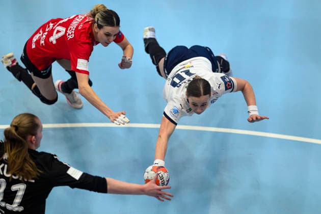 Andrijana Tatar (Motherson Mosonmagyarovari KC, 10) greift noch zum Ball. Anika Niederwieser (Thueringer HC, 14), Laura Kuske (Thueringer HC, 11) GER, Thueringer HC gegen Motherson Mosonmagyarovari KC , Handball, EHF European League Women, Gruppen Phase , Saison 2025 2026, 15.02.2026 GER, Thueringer HC gegen Motherson Mosonmagyarovari KC , Handball, EHF European League Women, Gruppen Phase , Saison 2025 2026, 15.02.2026 Bad Langensalza Copyright: xEibner-Pressefoto MartinxHerbstx EP_MHT