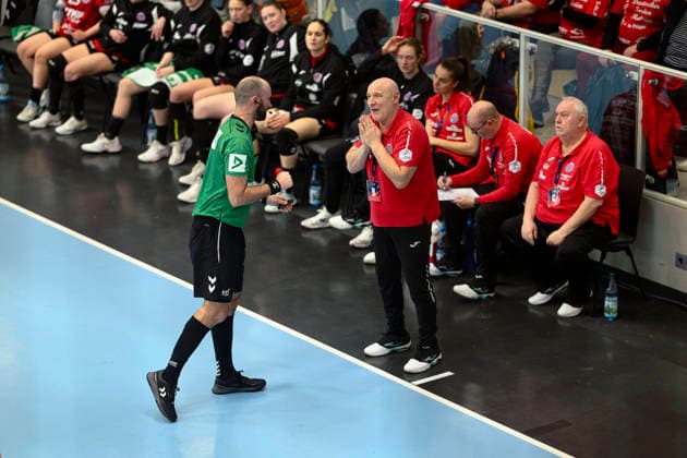 Herbert Mueller (Thueringer HC, Trainer) bitten den Offiziellen. GER, Thueringer HC gegen Motherson Mosonmagyarovari KC , Handball, EHF European League Women, Gruppen Phase , Saison 2025 2026, 15.02.2026 GER, Thueringer HC gegen Motherson Mosonmagyarovari KC , Handball, EHF European League Women, Gruppen Phase , Saison 2025 2026, 15.02.2026 Bad Langensalza Copyright: xEibner-Pressefoto MartinxHerbstx EP_MHT