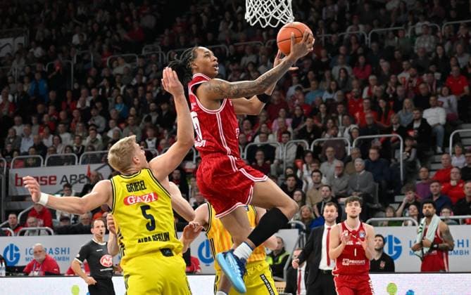 BAMBERG 15.02.2026 --- Basketball ---- easycredit 1. Basketball Bundesliga ---- 20. Spieltag: Bamberg Baskets vs Alba Berlin --- Austin Crowley (85, Bamberg Baskets) gegen Sam Griesel (5, Alba Berlin) --- Foto: Hans-Martin Issler isslerimages ---- Bamberg Baskets vs Alba Berlin