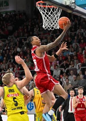 BAMBERG 15.02.2026 --- Basketball ---- easycredit 1. Basketball Bundesliga ---- 20. Spieltag: Bamberg Baskets vs Alba Berlin --- Austin Crowley (85, Bamberg Baskets) gegen Sam Griesel (5, Alba Berlin) --- Foto: Hans-Martin Issler isslerimages ---- Bamberg Baskets vs Alba Berlin