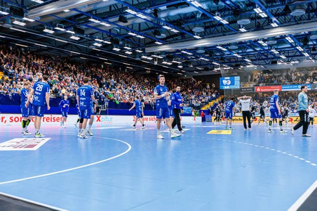 Spielunterbrechung auf Grund eines medizinischen Notfalls auf der Tribuene im Publikum, die Spieler beider Mannschaften halten sich auf dem Spielfeld warm GER, TBV Lemgo Lippe vs. HC Erlangen, Handball, 1. Bundesliga, 21. Spieltag, Spielzeit 2025 2026, 15.02.2026 GER, TBV Lemgo Lippe vs. HC Erlangen, Handball, 1. Bundesliga, 21. Spieltag, Spielzeit 2025 2026, 15.02.2026 Lemgo Copyright: xEibner-Pressefoto JanxRollingerx EP_JSK