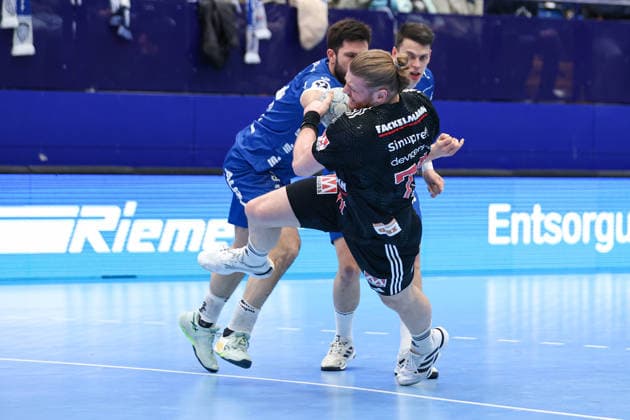 15.02.2026, xKWIx, Handball, DAIKIN HBL, TBV Lemgo Lippe - HC Erlangen, PHOENIX CONTACT arena: Maciej Gebala (HC Erlangen 77) im Zweikampf gegen Samuel Zehnder (TBV Lemgo Lippe 4) Photo: xKamilxWilkowskixPressefotoKochx NRW Deutschland