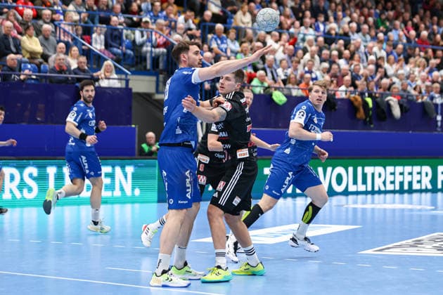 15.02.2026, xKWIx, Handball, DAIKIN HBL, TBV Lemgo Lippe - HC Erlangen, PHOENIX CONTACT arena: Tim Suton (TBV Lemgo Lippe 23) im Zweikampf gegen Viggo Kristjansson (HC Erlangen 73) Photo: xKamilxWilkowskixPressefotoKochx NRW Deutschland