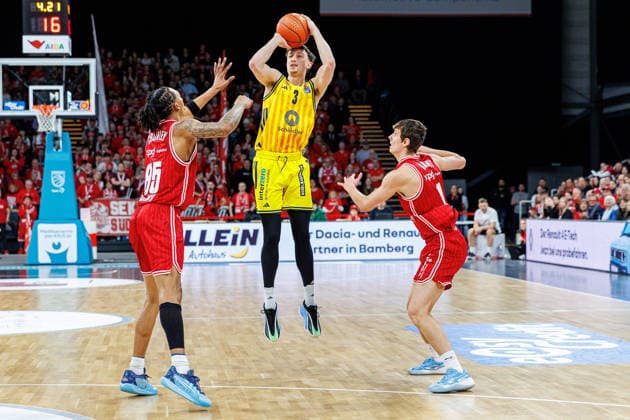 Austin Crowley (BMA365 Bamberg Baskets, 85), Alex O Connell (ALBA Berlin, 03), Richard Balint (BMA365 Bamberg Baskets, 11), BMA365 Bamberg Baskets vs. ALBA Berlin, Basketball, easyCredit BBL, 20. Spieltag, 15.02.2026 BMA365 Bamberg Baskets vs. ALBA Berlin, Basketball, easyCredit BBL, 20. Spieltag, 15.02.2026 Bamberg Copyright: xEibner-Pressefoto G.xSantemizx EP_EER