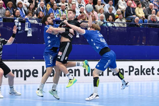 15.02.2026, xKWIx, Handball, DAIKIN HBL, TBV Lemgo Lippe - HC Erlangen, PHOENIX CONTACT arena: Viggo Kristjansson (HC Erlangen 73) im Zweikampf gegen Tim Suton (TBV Lemgo Lippe 23) und Lukas Hutecek (TBV Lemgo Lippe 2) Photo: xKamilxWilkowskixPressefotoKochx NRW Deutschland