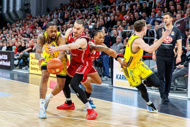 J wan Roberts (ALBA Berlin, 13), Daniel Keppeler (BMA365 Bamberg Baskets, 31), BMA365 Bamberg Baskets vs. ALBA Berlin, Basketball, easyCredit BBL, 20. Spieltag, 15.02.2026 BMA365 Bamberg Baskets vs. ALBA Berlin, Basketball, easyCredit BBL, 20. Spieltag, 15.02.2026 Bamberg Copyright: xEibner-Pressefoto G.xSantemizx EP_EER