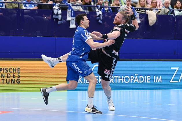 15.02.2026, xKWIx, Handball, DAIKIN HBL, TBV Lemgo Lippe - HC Erlangen, PHOENIX CONTACT arena: Maciej Gebala (HC Erlangen 77) im Zweikampf gegen Samuel Zehnder (TBV Lemgo Lippe 4) Photo: xKamilxWilkowskixPressefotoKochx NRW Deutschland