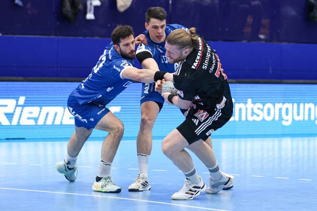 15.02.2026, xKWIx, Handball, DAIKIN HBL, TBV Lemgo Lippe - HC Erlangen, PHOENIX CONTACT arena: Maciej Gebala (HC Erlangen 77) im Zweikampf gegen Samuel Zehnder (TBV Lemgo Lippe 4) Photo: xKamilxWilkowskixPressefotoKochx NRW Deutschland