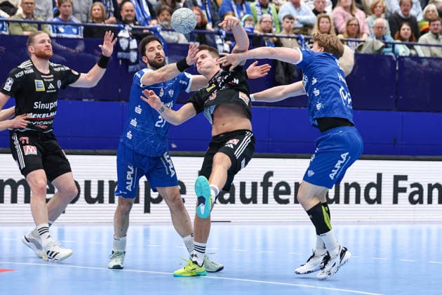15.02.2026, xKWIx, Handball, DAIKIN HBL, TBV Lemgo Lippe - HC Erlangen, PHOENIX CONTACT arena: Viggo Kristjansson (HC Erlangen 73) im Zweikampf gegen Tim Suton (TBV Lemgo Lippe 23) und Lukas Hutecek (TBV Lemgo Lippe 2) Photo: xKamilxWilkowskixPressefotoKochx NRW Deutschland
