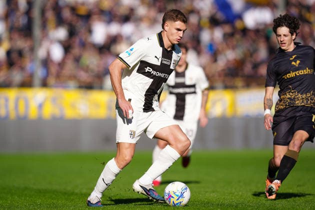 Parma s Mateo Pellegrino Casalanguida fights for the ball with Verona™s Domagoj Bradaric during the Serie A soccer match between Parma and Verona at Ennio Tardini Stadium in Parma, North Italy, Sunday, February 15, 2026. Soccer  Copyright: xMassimoxPaolone LaPressex
