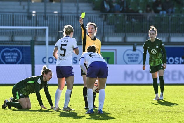 Fußball I Frauen I Saison 2025-2026 I Bundesliga I 18. Spieltag I VfL Wolfsburg - SGS Essen I 15.02.2026 Paula Flach (5, SGS Essen) sieht die gelbe Karte von Schiedsrichterin Miriam Schwermer nach dem Foul an Svenja Huth (10, VfL Wolfsburg) (l.) Wolfsburg AOK Stadion Niedersachsen Deutschland Copyright: xLobeca InesxHähnelx