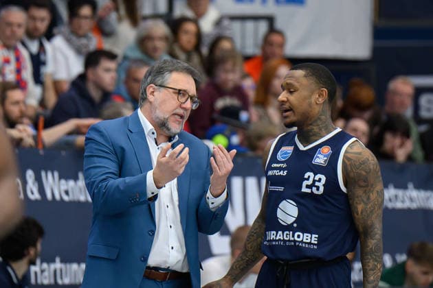 Silvano Poropat (MBC, Head-Coach, interim), Charles Callison (MBC, 23), Syntainics MBC vs. Rostock Seawolves, Basketball, 1. Bundesliga, Maenner, 20. Spieltag Hauptrunde, Saison 2025 26, 15.02.2026. Weißenfels Stadthalle Sachsen-Anhalt Deutschland