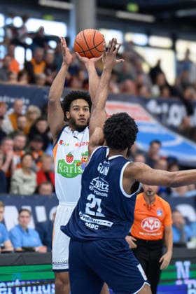 D Shawn Schwartz (Rostock, 5), RJ Gunn (MBC, 21), Syntainics MBC vs. Rostock Seawolves, Basketball, 1. Bundesliga, Maenner, 20. Spieltag Hauptrunde, Saison 2025 26, 15.02.2026. Weißenfels Stadthalle Sachsen-Anhalt Deutschland