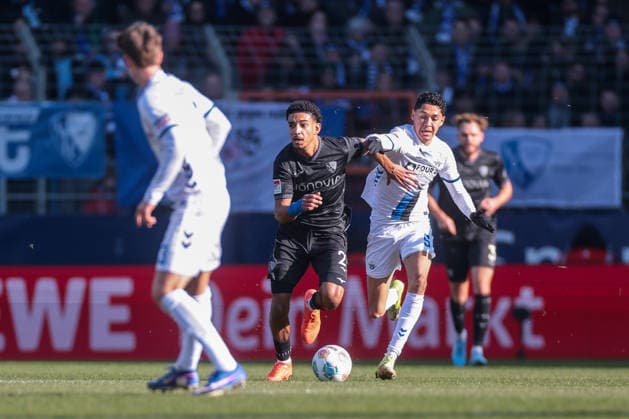 15.02.2026, Fussball, Saison 2025 2026, 2. Bundesliga, 22. Spieltag, VfL Bochum 1848 - SC Paderborn 07, v. l. Francis Onyeka (VfL Bochum 1848), Santiago Castaneda (SC Paderborn 07), Bochum Vonovia Ruhrstadion NRW Deutschland xRHR-FOTO DEx