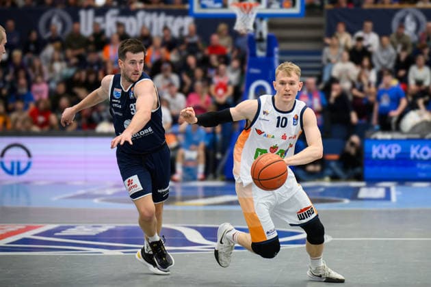 Spencer Reaves (MBC, 31), Lukasz Kolenda (Rostock, 10), Syntainics MBC vs. Rostock Seawolves, Basketball, 1. Bundesliga, Maenner, 20. Spieltag Hauptrunde, Saison 2025 26, 15.02.2026. Weißenfels Stadthalle Sachsen-Anhalt Deutschland