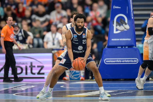 RJ Gunn (MBC, 21), Sid-Marlon Theis (Rostock, 19), Syntainics MBC vs. Rostock Seawolves, Basketball, 1. Bundesliga, Maenner, 20. Spieltag Hauptrunde, Saison 2025 26, 15.02.2026. Weißenfels Stadthalle Sachsen-Anhalt Deutschland