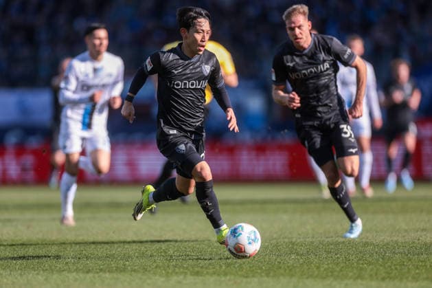 15.02.2026, Fussball, Saison 2025 2026, 2. Bundesliga, 22. Spieltag, VfL Bochum 1848 - SC Paderborn 07, v. l. Koji Miyoshi (VfL Bochum 1848), Leandro Morgalla (VfL Bochum 1848), Bochum Vonovia Ruhrstadion NRW Deutschland xRHR-FOTO DEx
