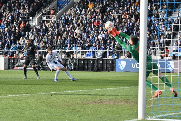 Torwart Dennis Seimen (SC Paderborn) pariert den Schuss von Gerrit Holtmann (VfL Bochum), li. 15.02.2026, Fussball 2. Bundesliga, Saison 2025 2026, 22. Spieltag, VfL Bochum - SC Paderborn DFL regulations prohibit any use of photographs as image sequences and or quasi-video Bochum Vonovia Ruhrstadion Nordrhein Westfalen Deutschland
