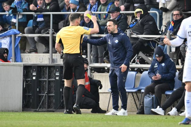 Schiedsrichter Tom Bauer zeigt Trainer Ralf Kettemann (SC Paderborn) die Gelbe Karte 15.02.2026, Fussball 2. Bundesliga, Saison 2025 2026, 22. Spieltag, VfL Bochum - SC Paderborn DFL regulations prohibit any use of photographs as image sequences and or quasi-video Bochum Vonovia Ruhrstadion Nordrhein Westfalen Deutschland