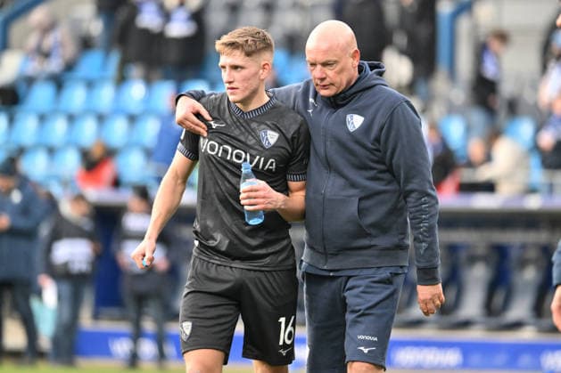 Trainer Uwe Rösler (VfL Bochum) und Callum Marshall (VfL Bochum) nach dem Spiel 15.02.2026, Fussball 2. Bundesliga, Saison 2025 2026, 22. Spieltag, VfL Bochum - SC Paderborn DFL regulations prohibit any use of photographs as image sequences and or quasi-video Bochum Vonovia Ruhrstadion Nordrhein Westfalen Deutschland
